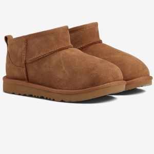 UGG Classic Ultra mini Women’s 8 NWT